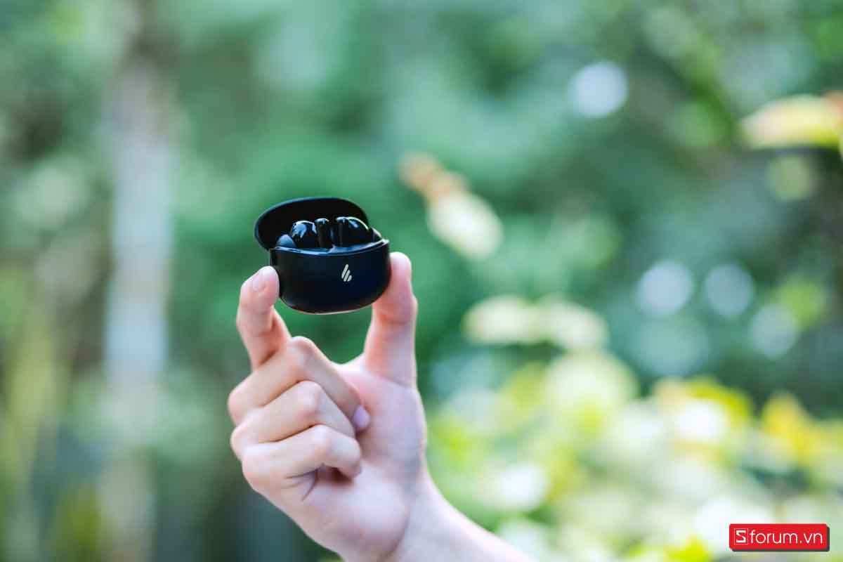 Hộp sạc được làm từ nhựa cứng với lớp sơn đen nhám