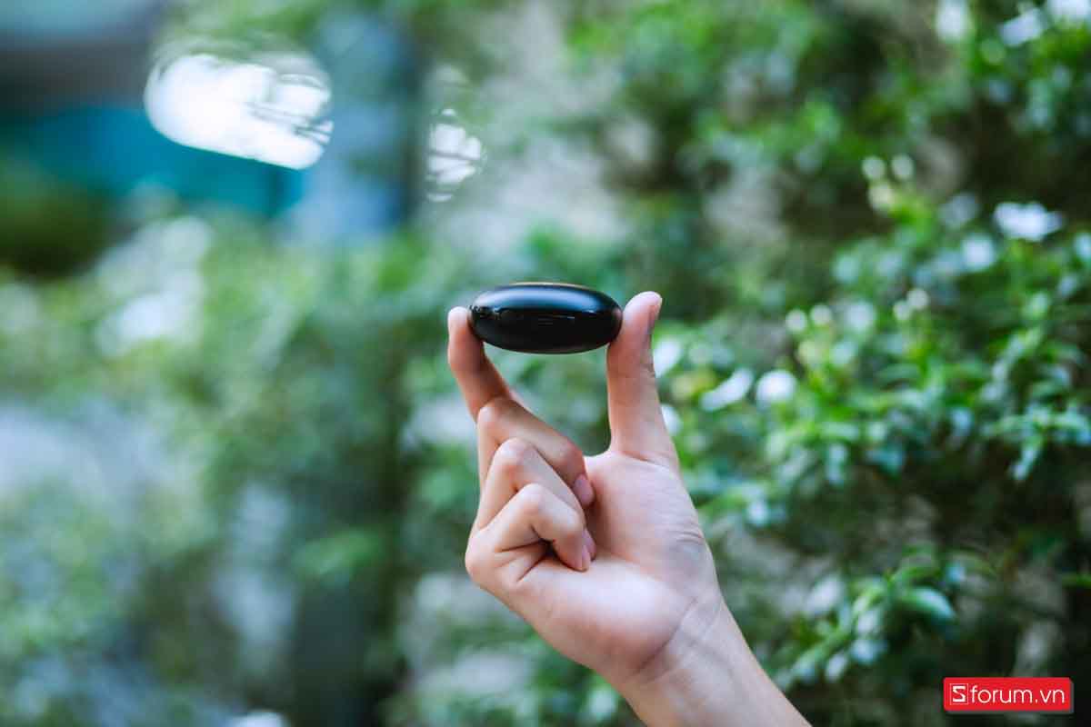 Đánh giá EDIFIER X5 Pro: Hộp sạc màu đen rất ấn tượng