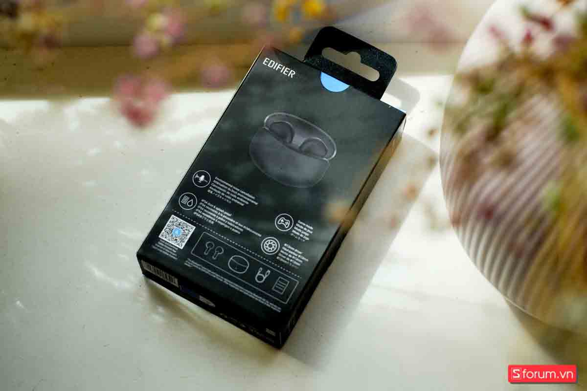 tren tay tai nghe tws edifier x2s 03